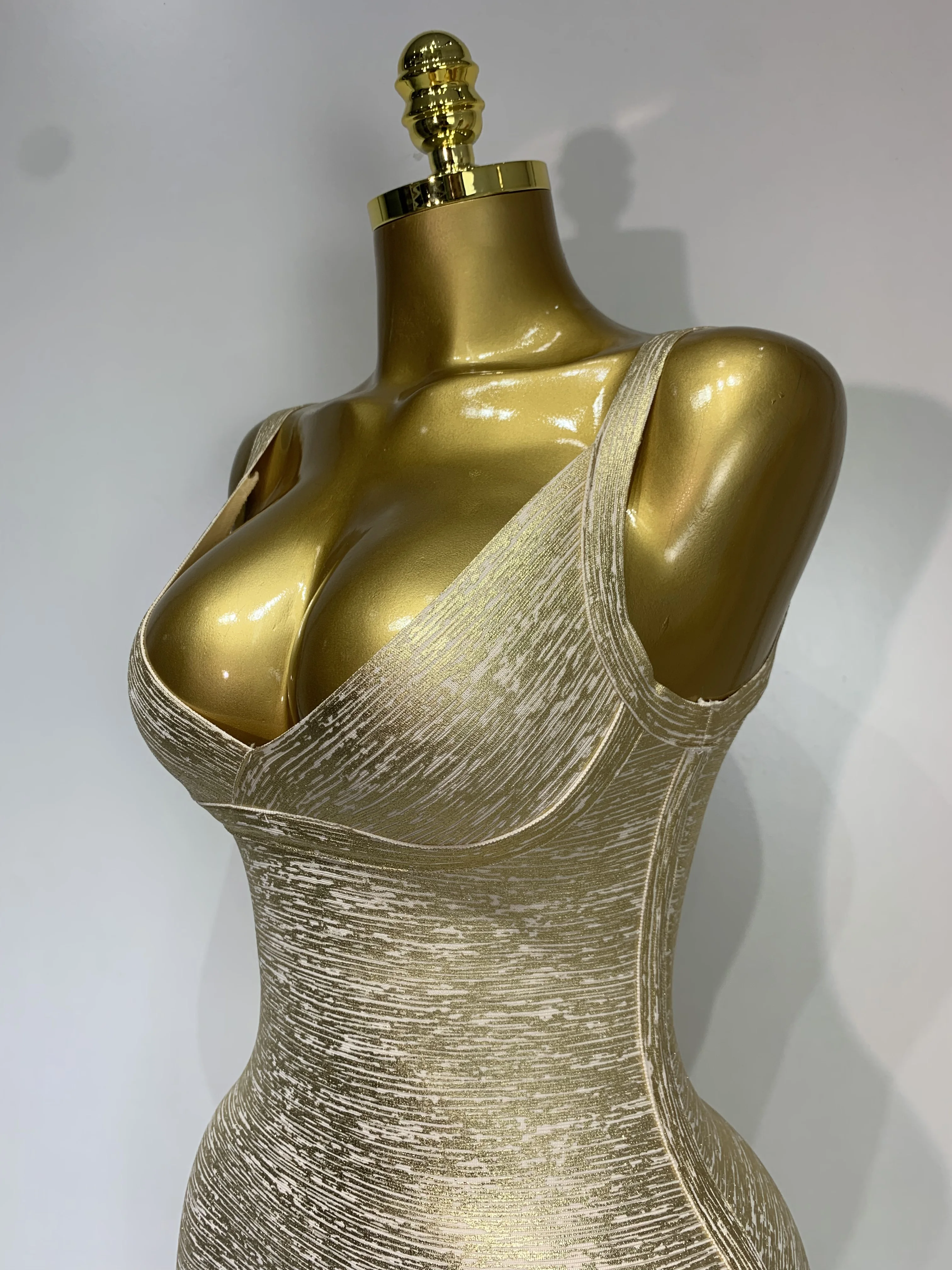 High Quality Celebrity Elegant Gold Bodycon Bandage Dress Women Sexy Nightclub Evening Party Luxury Birthday Dress Vestidos High Quality Celebrity Elegant Gold Bodycon Bandage Dress Women Sexy Nightclub Evening Party Luxury Birthday Dress Vestidos